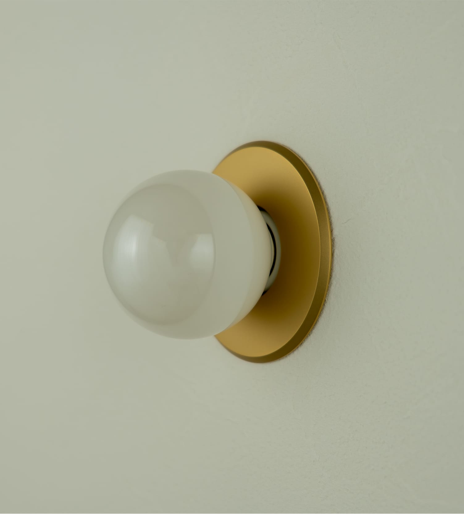On [brass/saten]